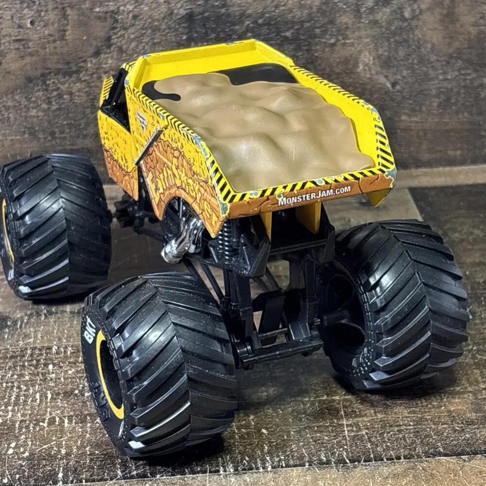 Monster Jam Earth Shaker Diecast Monster Truck Toy 1:24 Yellow Black Collectible